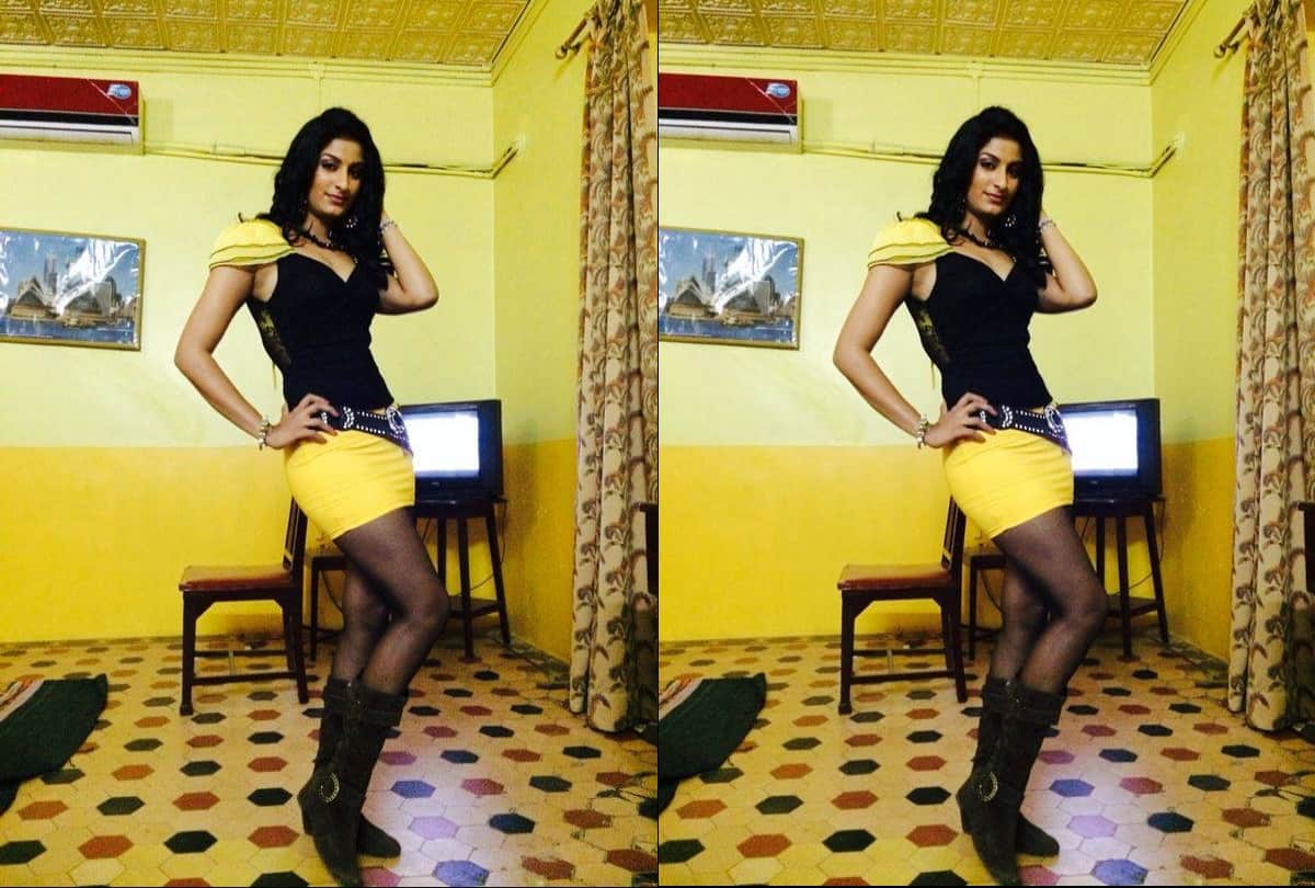 bhojpuri actress poonam dubey called kareena kapoor see her bold pictures