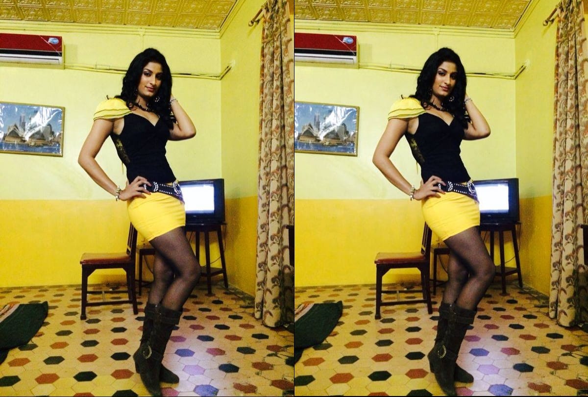bhojpuri actress poonam dubey called kareena kapoor see her bold pictures