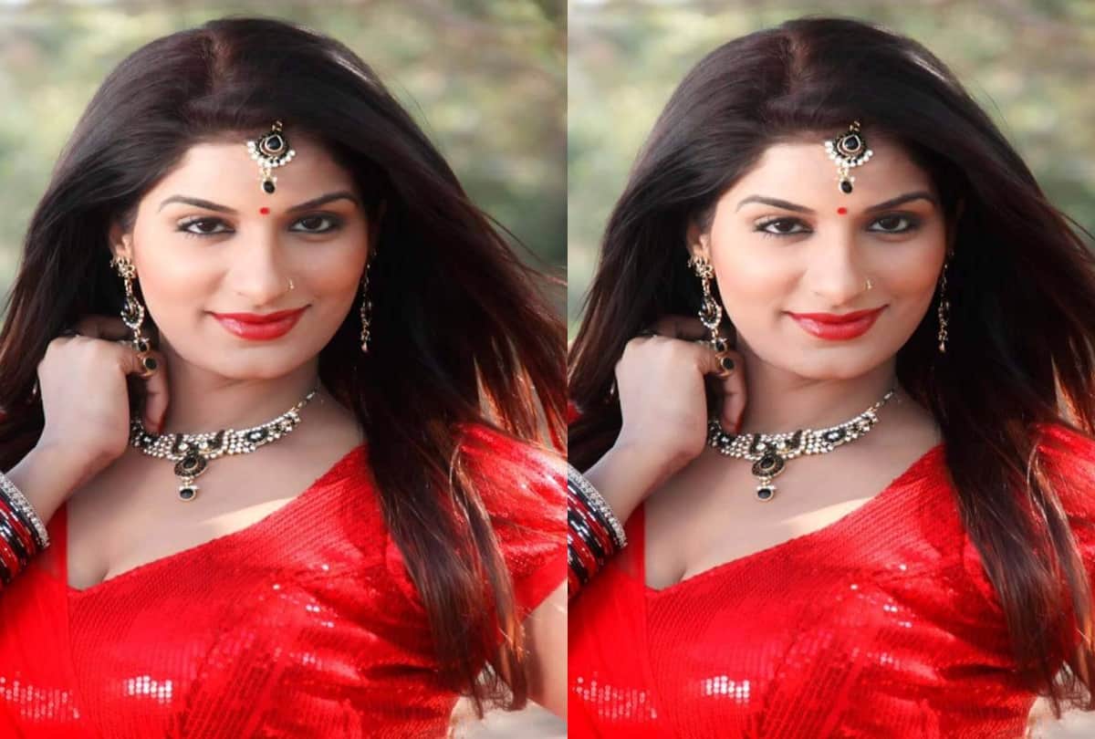 bhojpuri actress poonam dubey called kareena kapoor see her bold pictures