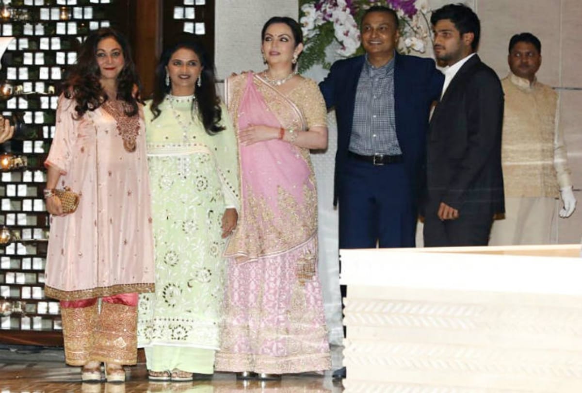 bollywood celebs attend mukesh ambani daughter isha ambani engagement ceremony