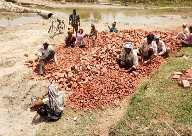 resident making pullia by shramdaan