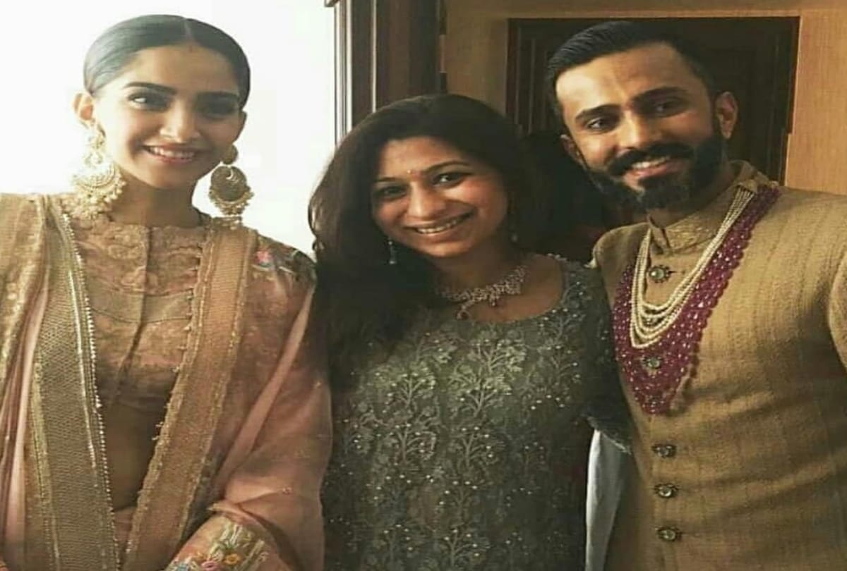 Sonam Kapoor And Anand Ahuja First Picture After Wedding And Sindoor And Mangalsutra