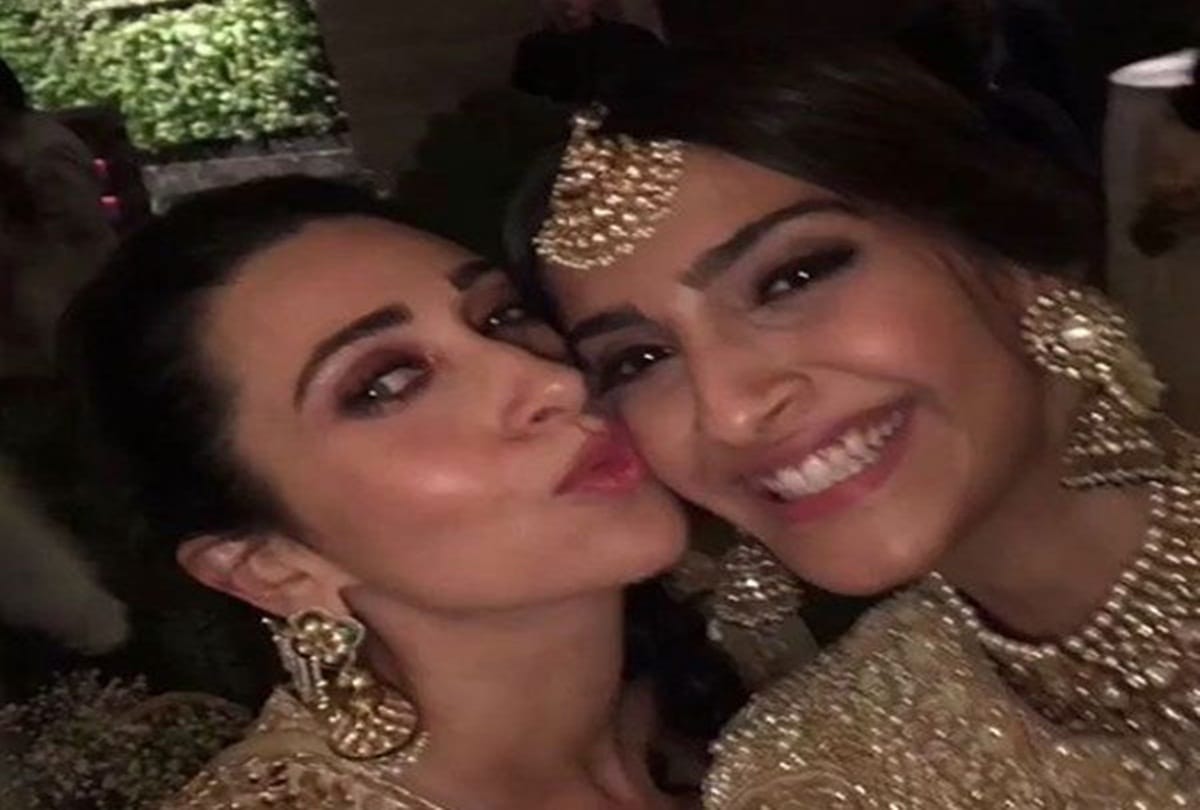Karishma Kapoor dances on sonam kapoor and anand ahuja Sangeet Ceremony watch video