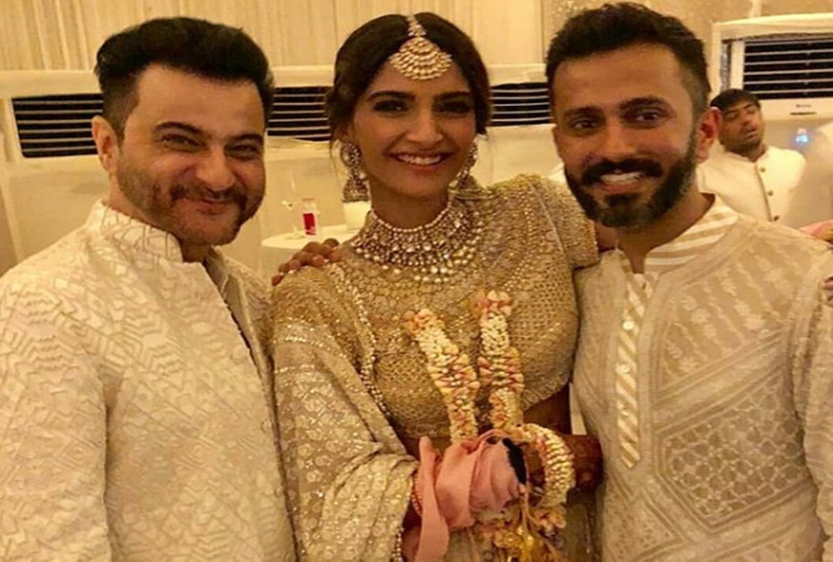 sonam kapoor mother dance with anand ahuja at mehndi ceremony