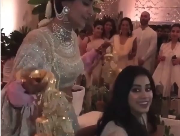 Sonam kapoor unique kaliras photo out see sonam and anand ahuja wedding mehandi sangeet pictures
