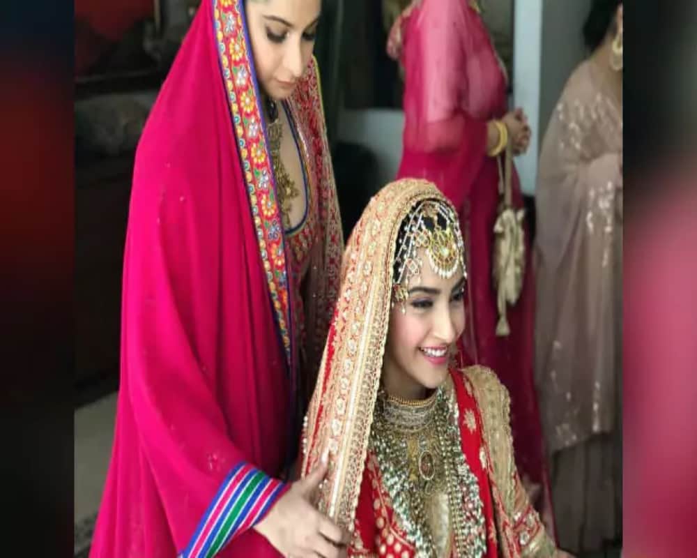 Like Anushka Sharma Sonam Kapoor Too will Have To Stay Away From Anand Ahuja Due To Work