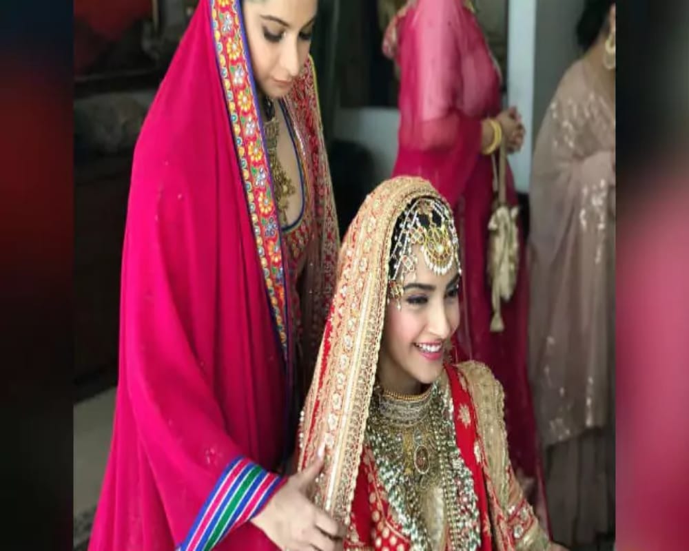 Like Anushka Sharma Sonam Kapoor Too will Have To Stay Away From Anand Ahuja Due To Work
