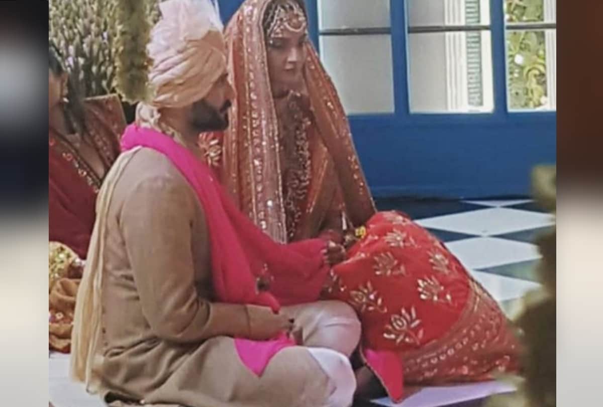 see first pictures of mr and mrs anand ahuja after wedding of sonam kapoor delhi ncr