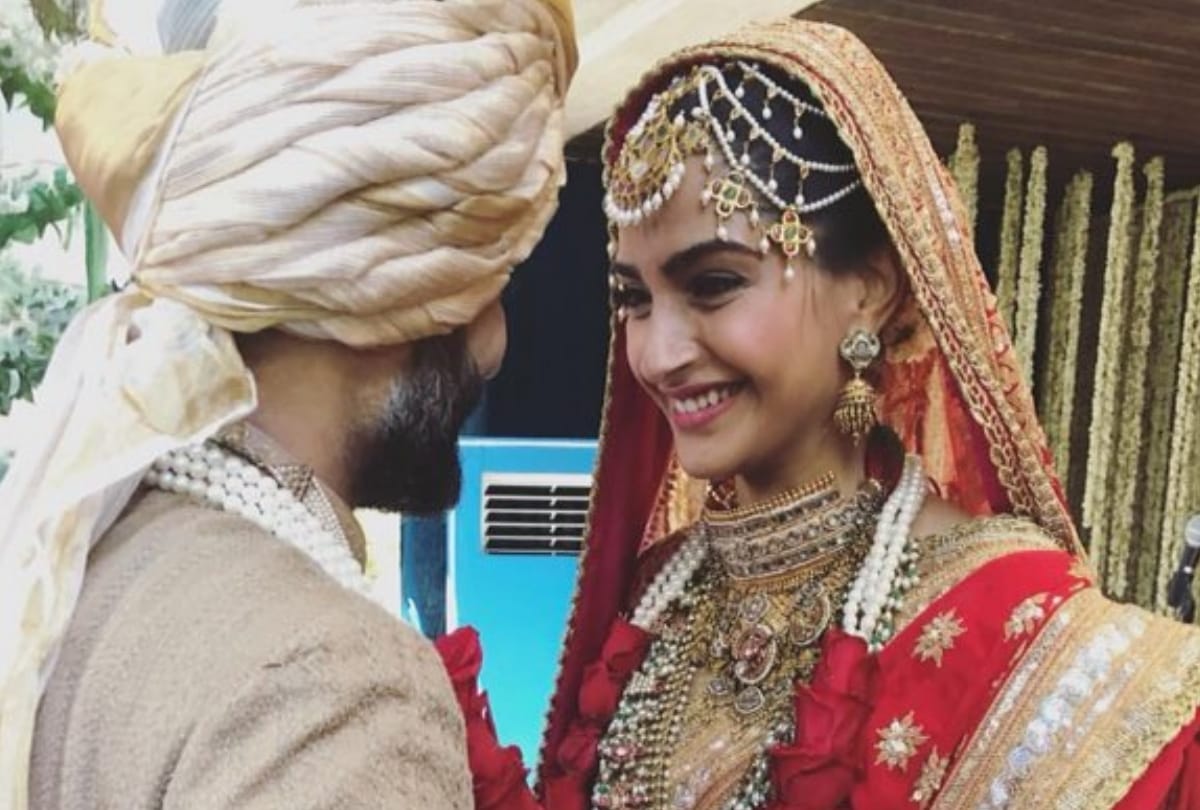 sonam kapoor wedding brother Harshvardhan Kapoor distributed sweets to media