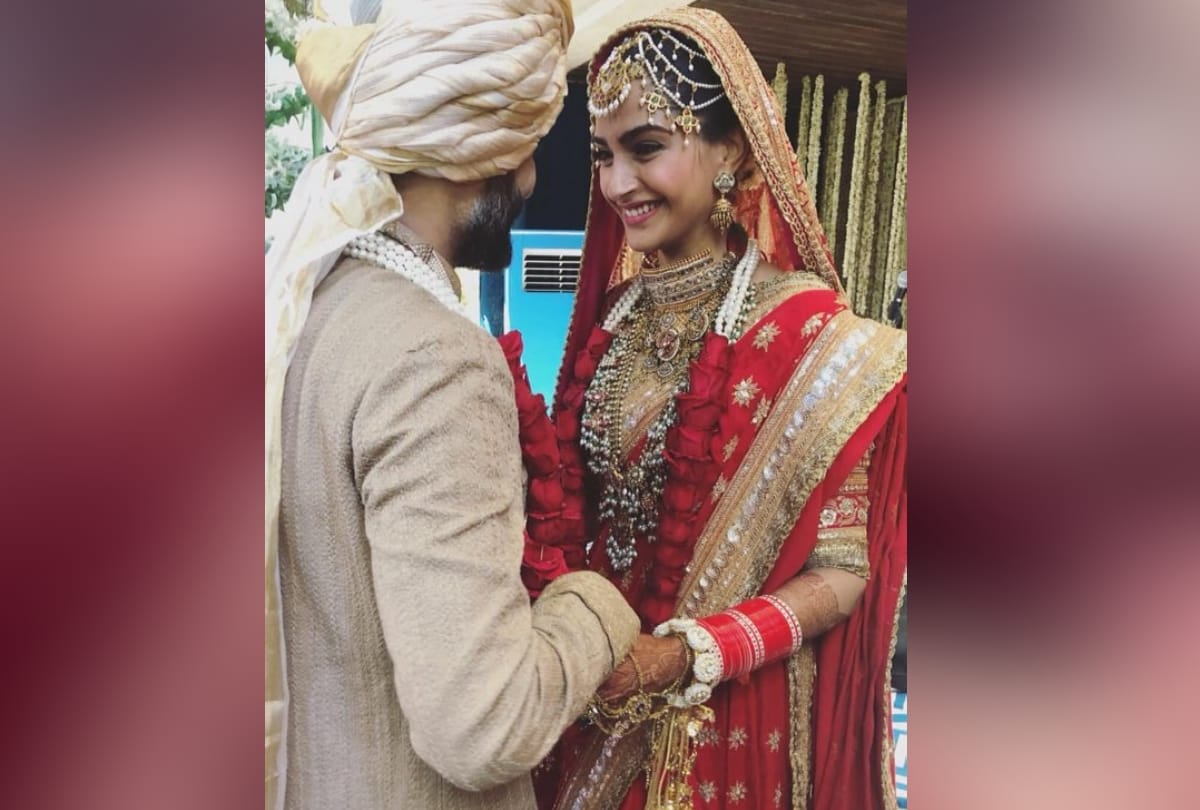 see the  adorable pics of sonam kapoor wedding when anand gave her mangalsutra delhi ncr