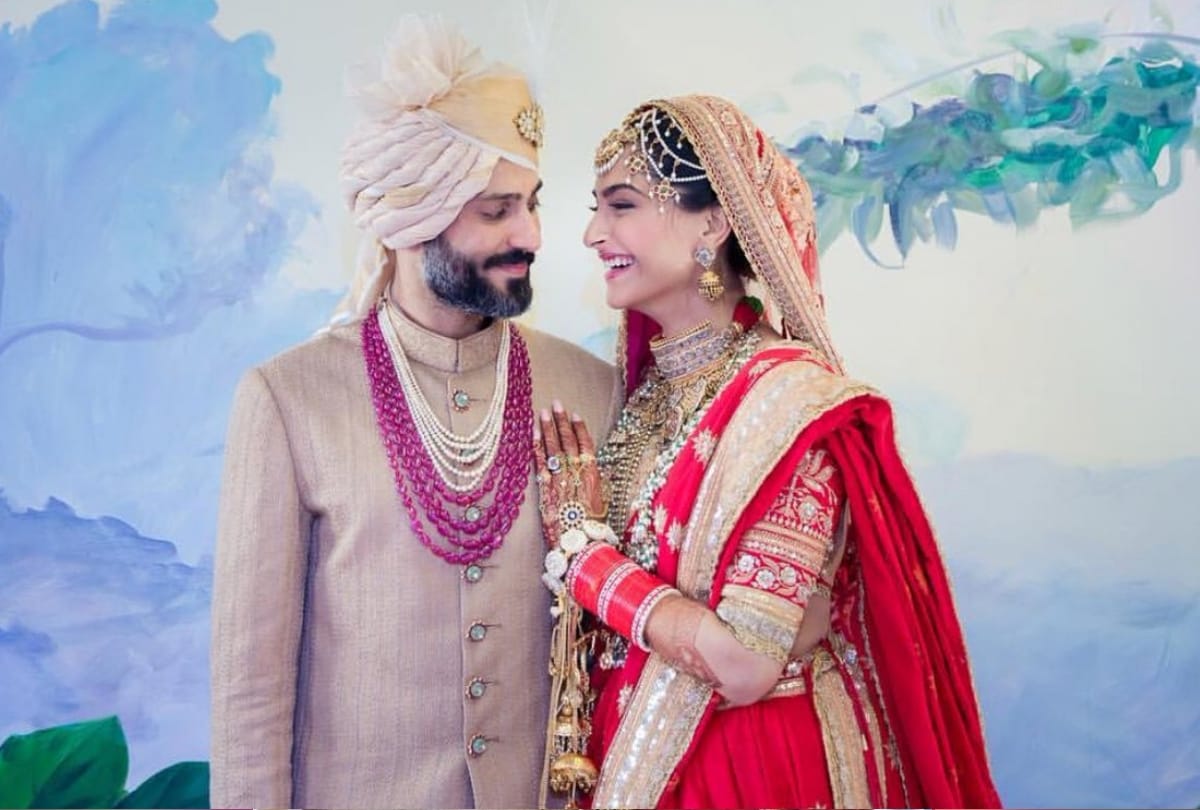 sonam kapoor wedding brother Harshvardhan Kapoor distributed sweets to media