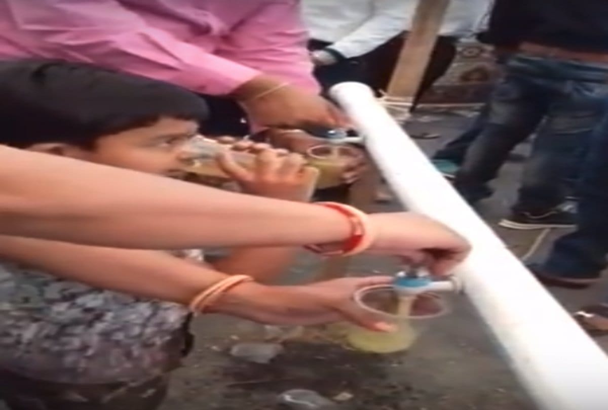 Video viral of a sugarcane juice party where juice served through pipeline
