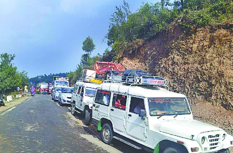 people suffering traffic jam during road making