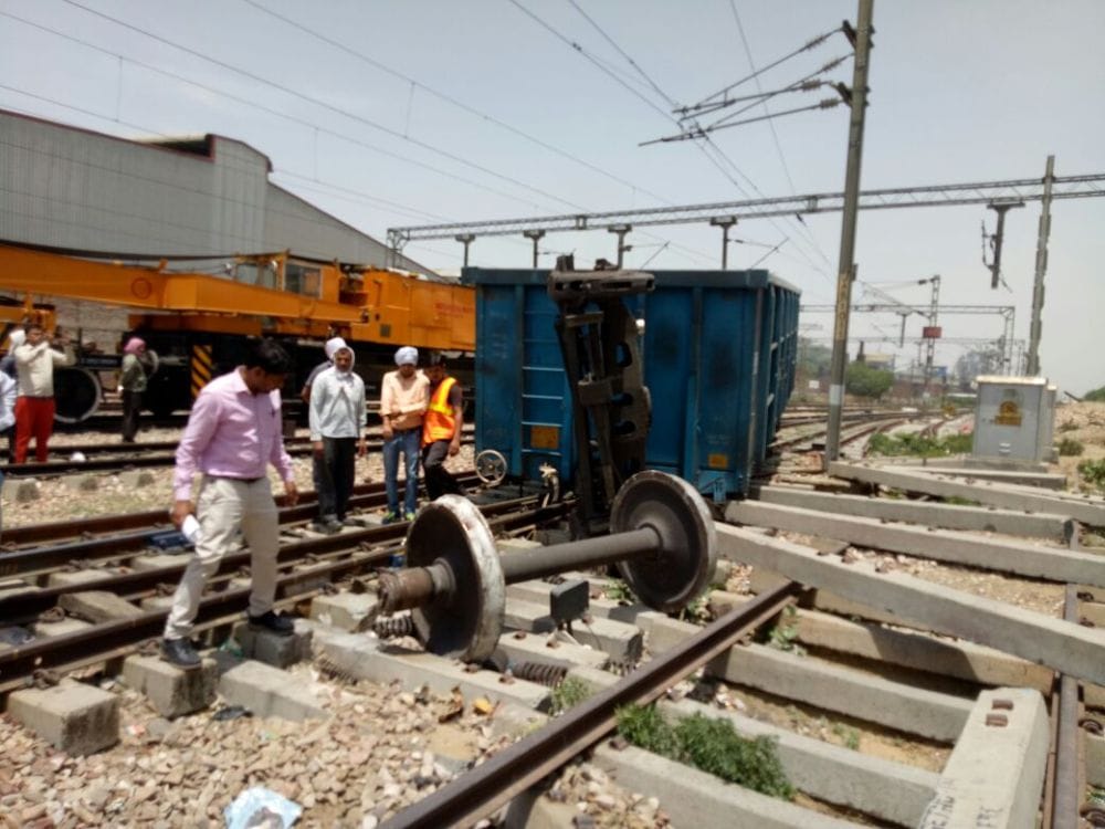 goods train derail in yamuna bridge railway station agra