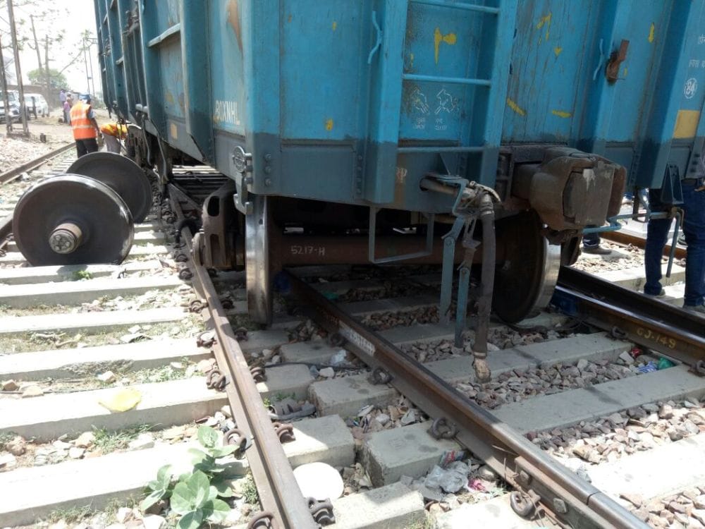 goods train derail in yamuna bridge railway station agra