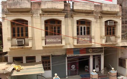 varanasi based school of broadcasting played very bad game with students