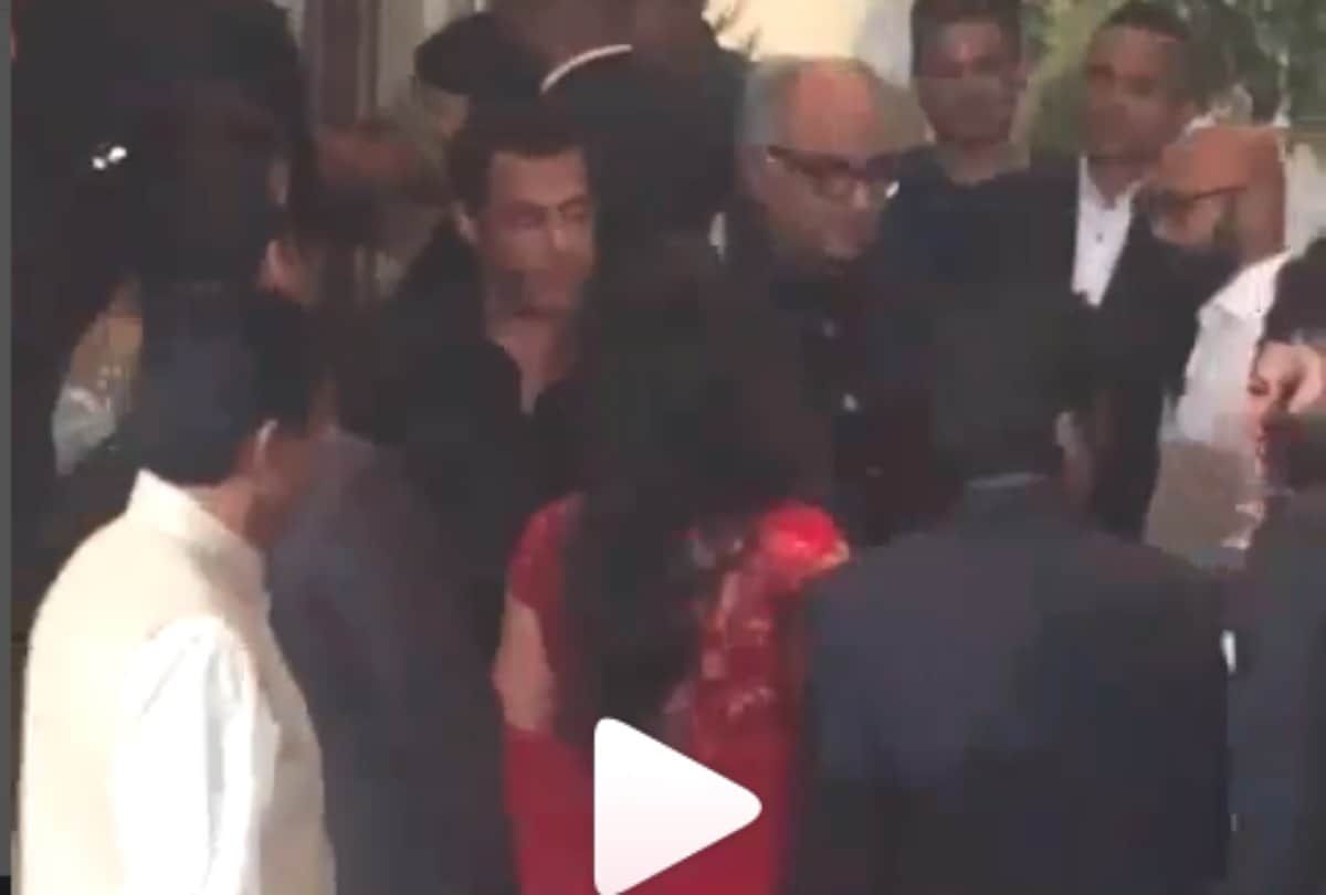 boney kapoor kisses on superstar salman khan forehead