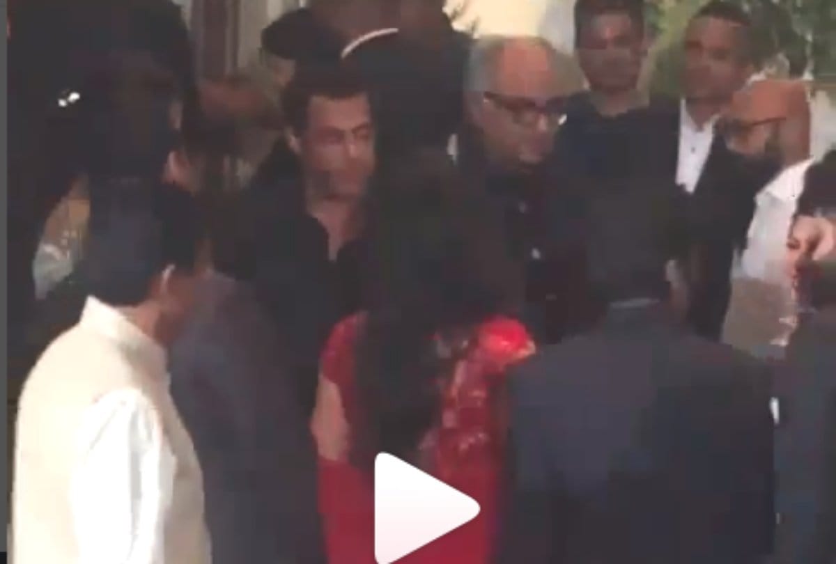 boney kapoor kisses on superstar salman khan forehead