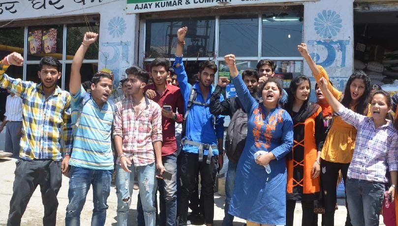 प्रदर्शन कर रहे छात्रों से बदसलूकी का आरोप