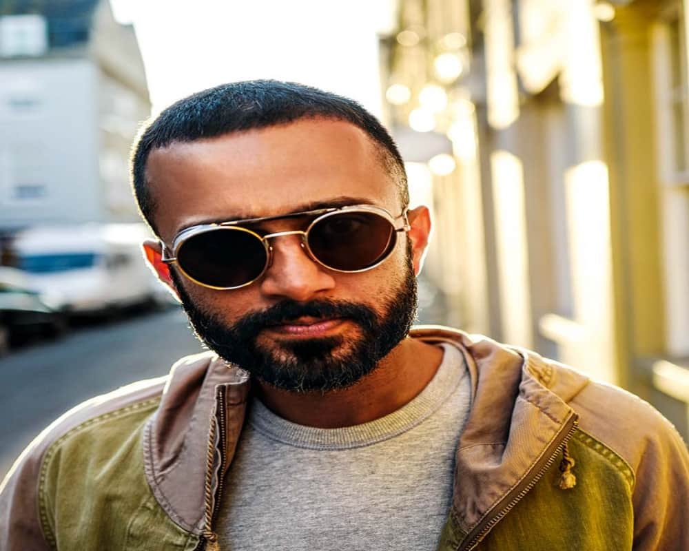 See pics how Anand Ahuja starts glowing after meeting bollywood fashionista sonam kapoor  