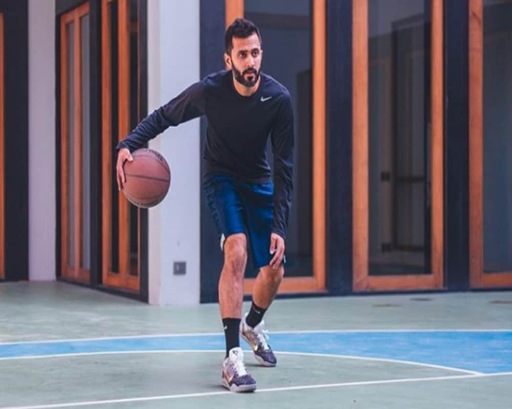 See pics how Anand Ahuja starts glowing after meeting bollywood fashionista sonam kapoor  