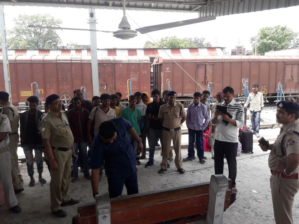 older man died at ballia railway station rail pls dont care him