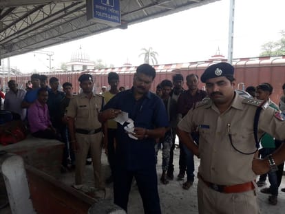 older man died at ballia railway station rail pls dont care him