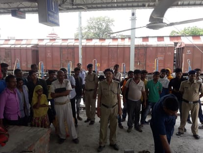 older man died at ballia railway station rail pls dont care him