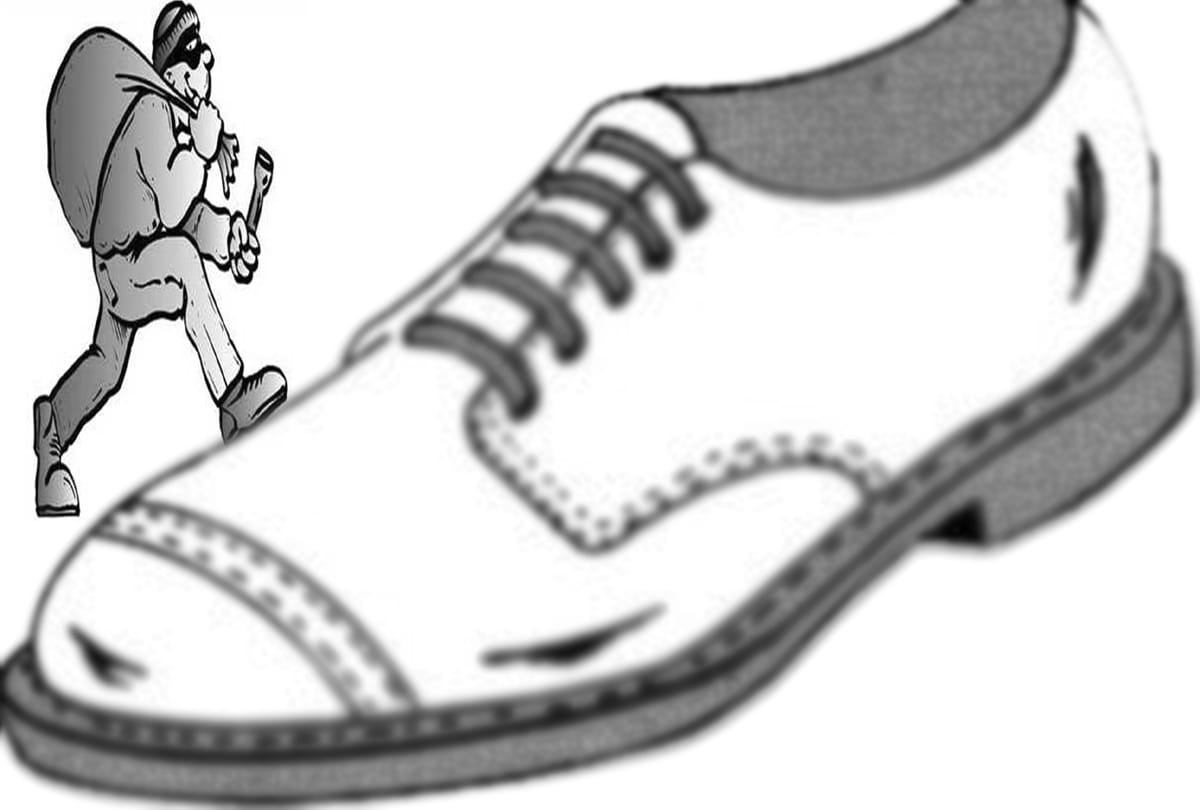 Police found one lakh rupee from thieves shoe