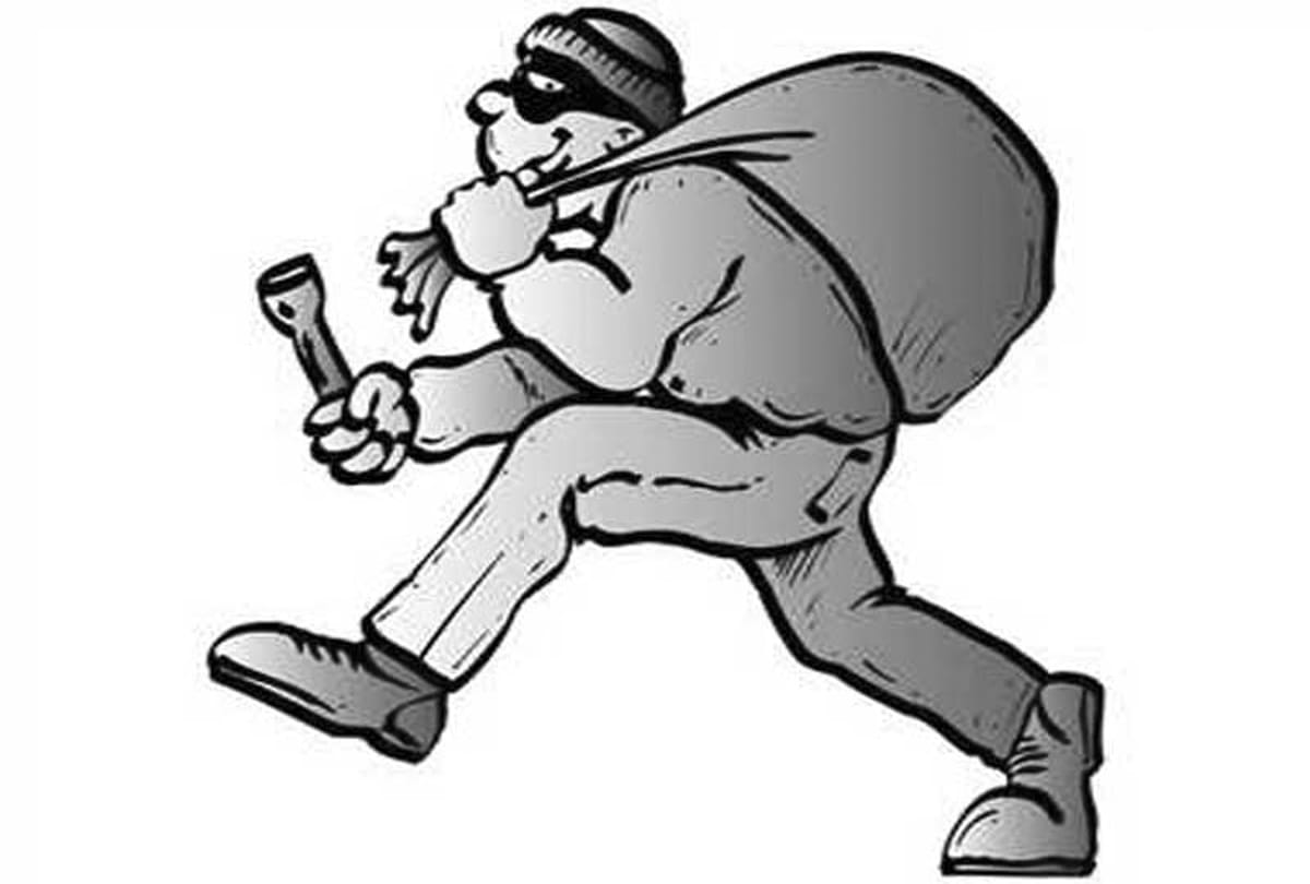Police found one lakh rupee from thieves shoe