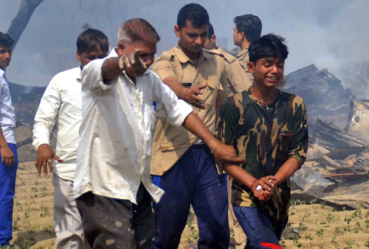 fire in slums after 25 cylinders blast in Kanawni