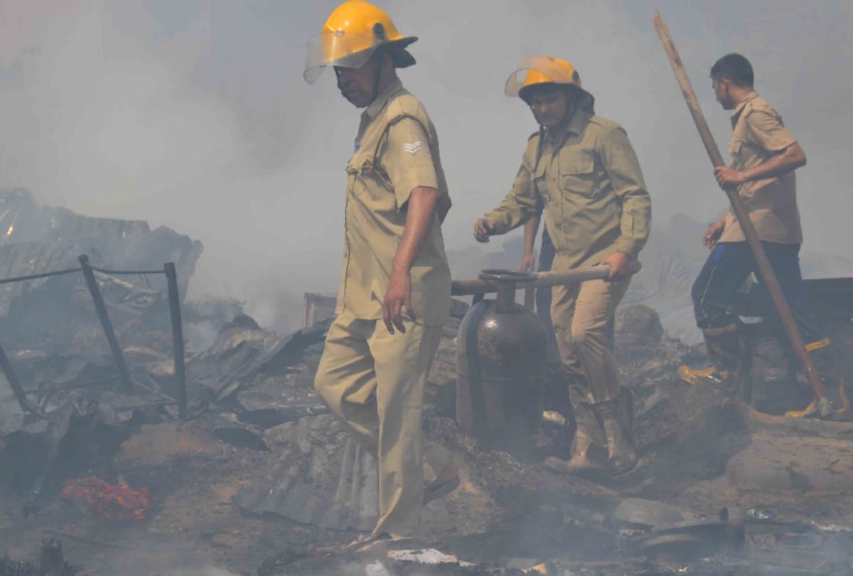 fire in slums after 25 cylinders blast in Kanawni