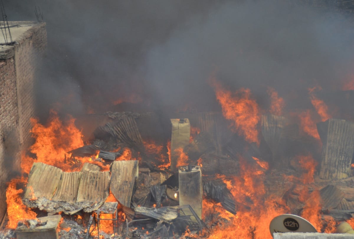 fire in slums after 25 cylinders blast in Kanawni