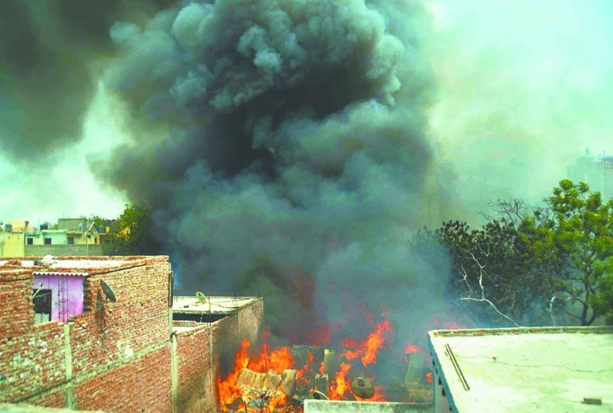 fire in slums after 25 cylinders blast in Kanawni