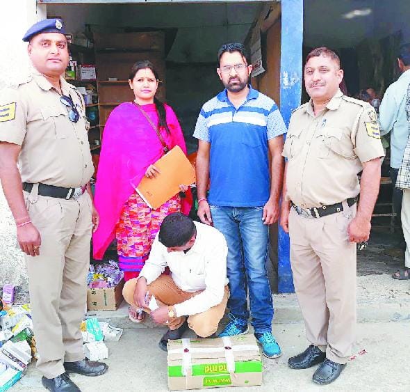 दसवीं पास डाक्टर धरा, क्लीनिक सीज; 70 किस्म की दवाएं जब्त