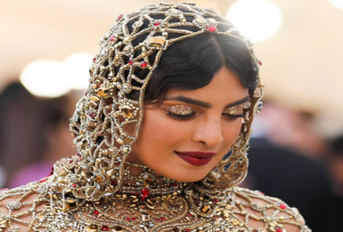 Bollywood Actress Priyanka Chopra will launch her Memoir next year