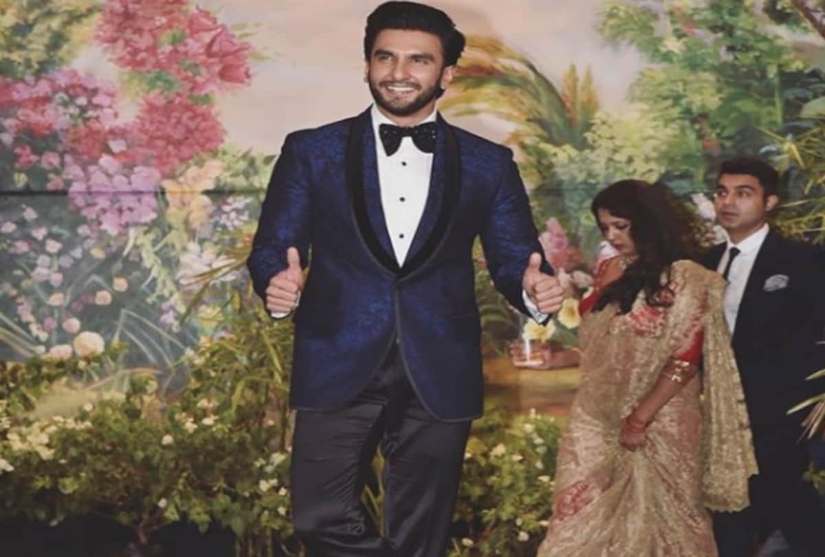 Ranveer Singh meet fans on car roof in mumbai