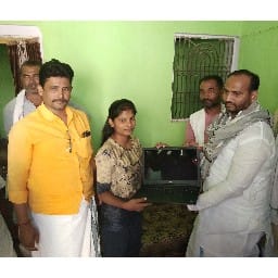 जिले की टापर छात्रा को पूर्व विधायक ने दिया लैपटाप
