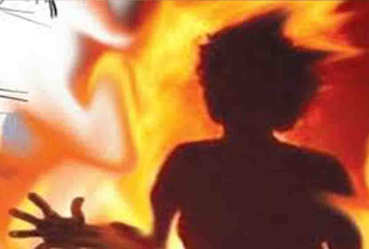 A mother self immolated with her two daughters in barabanki, died.