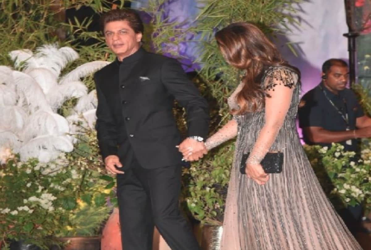 Shah Rukh Khan refused to leave Gauri Khan hand in Sonam Kapoor wedding reception