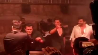 SONAM KAPOOR RECEPTION, SALMAN KHAN AND SHAHRUKH KHAN DANCE TOGETHER