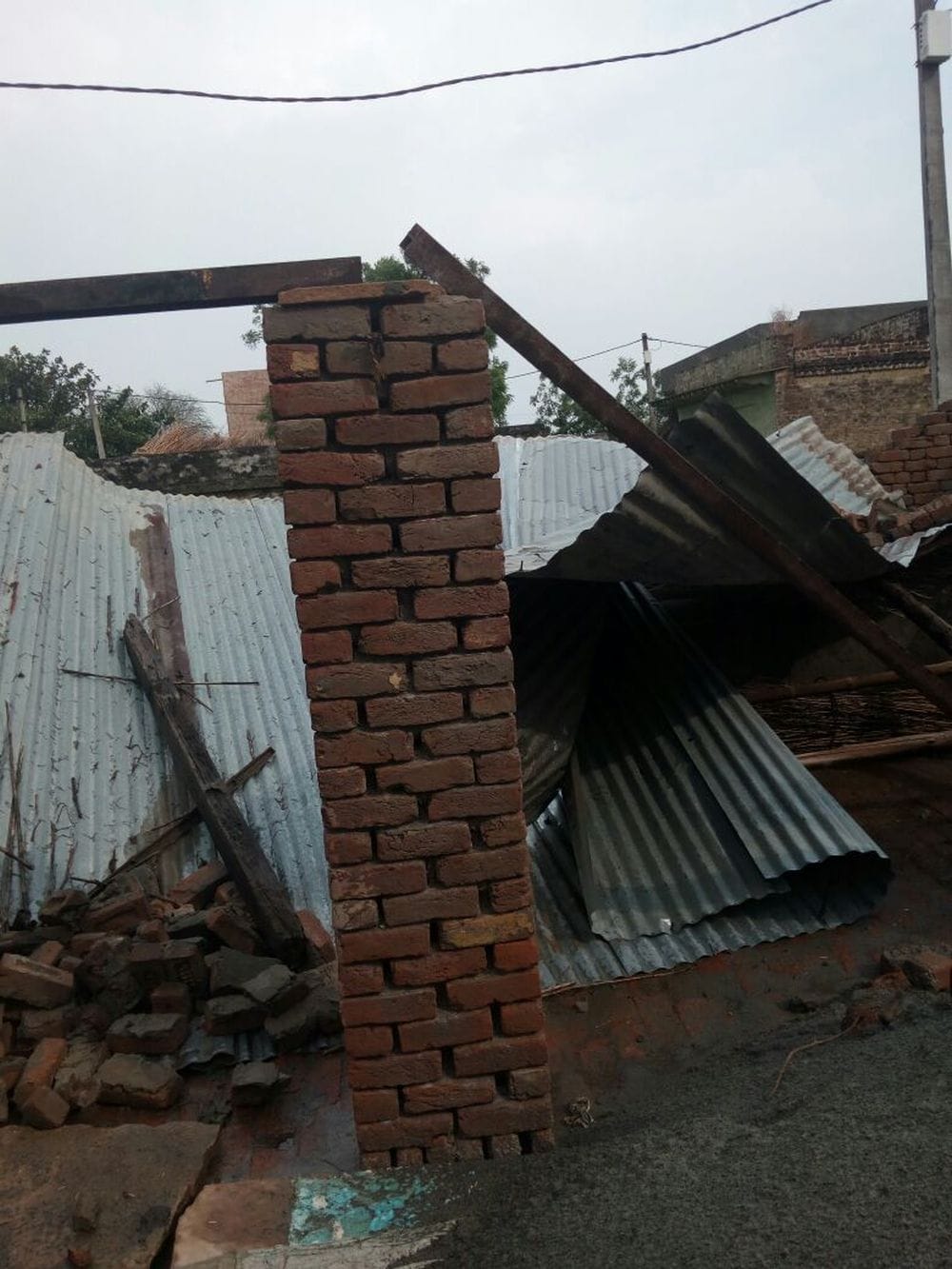 dust storm hits Agra zone, six killed 