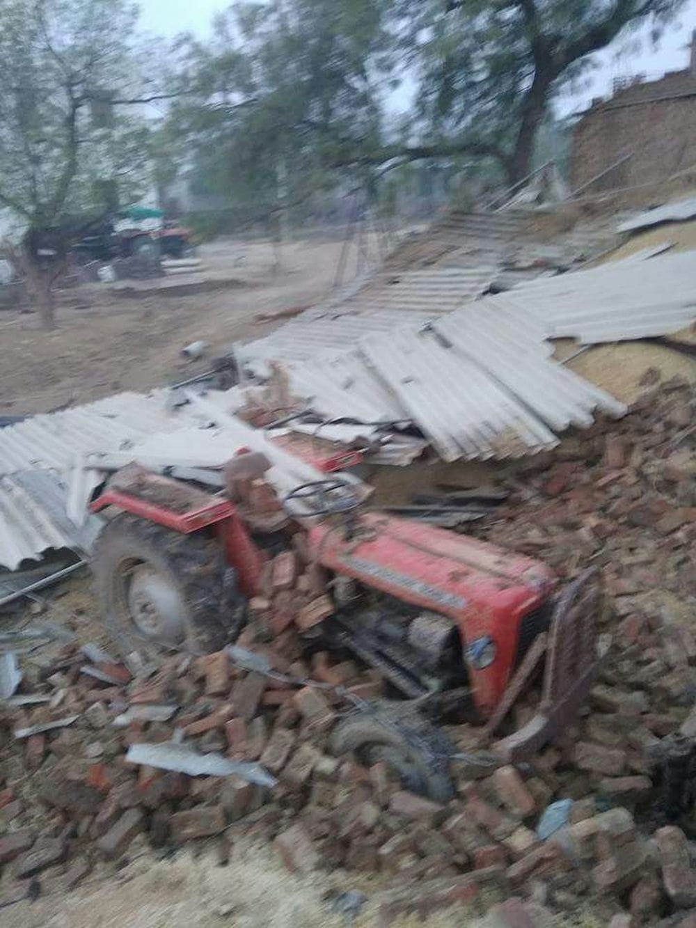 dust storm hits Agra zone, six killed 