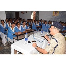 आरपीएफ कमांडेंट ने छात्राओं को दिए सुरक्षा के टिप्स