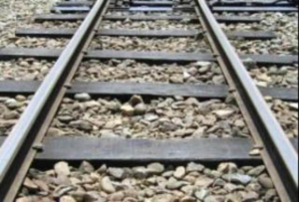 goons thrown man in front of running train in delhi, man survived but with one leg