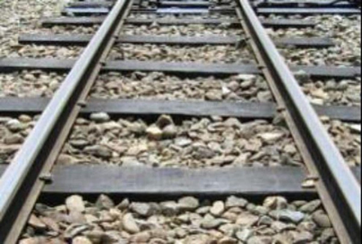 goons thrown man in front of running train in delhi, man survived but with one leg