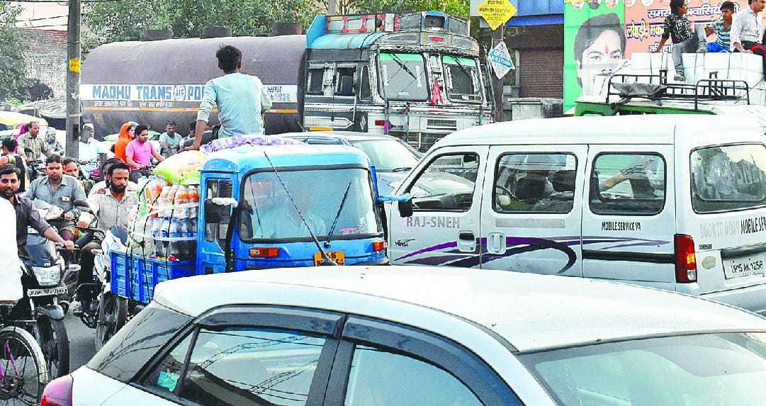 delhi road par daur rahe bhaari vaahan