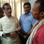 मृतक के परिजन को चेक देते डिप्टी सीएम