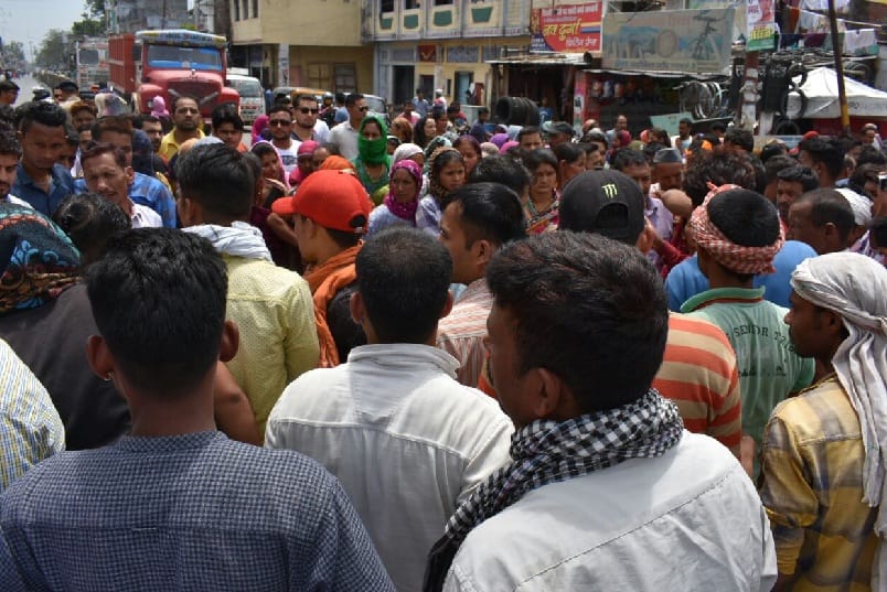लाइनमैन के परिजनों को मुआवजा देने के लिए जाम कर दी सड़क