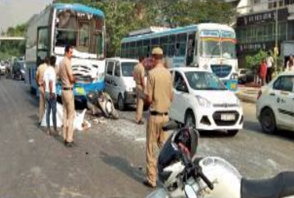 scooty rider crushed between two speedy buses in delhi, body divided in two pieces